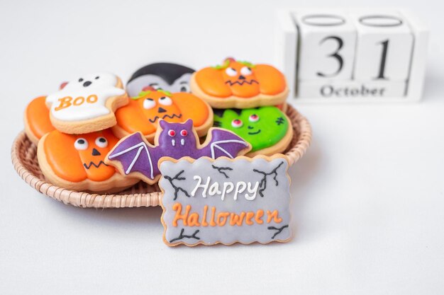 Biscuits drôles d'Halloween avec calendrier du 31 octobre sur fond blanc Trick or Threat Happy Halloween Bonjour octobre automne automne Concept de fête et de vacances