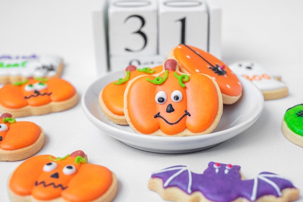 Biscuits drôles d'Halloween avec le calendrier du 31 octobre sur fond blanc. Truc ou menace, joyeux Halloween, bonjour octobre, automne automne, concept festif, fête et vacances