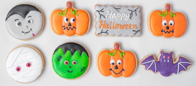 Biscuits drôles d'Halloween sur fond blanc. Truc ou menace, joyeux Halloween, bonjour octobre, automne automne, concept festif, fête et vacances