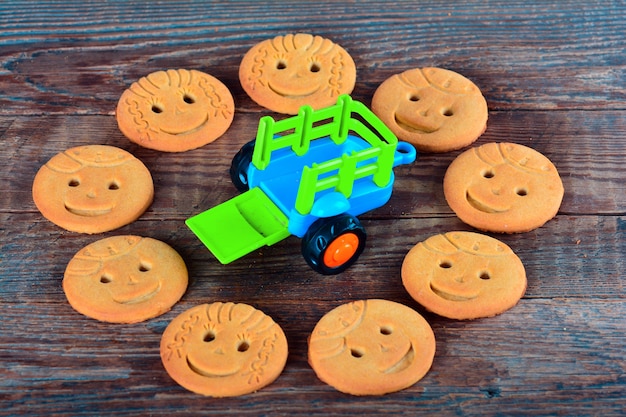 Biscuits drôles de visage sur le fond en bois