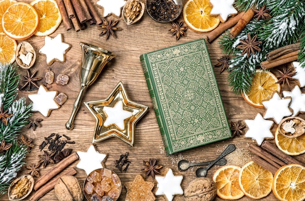 Biscuits et épices de Noël. Ingrédients de nourriture de vacances, ornements et vieux livre de conte de fées