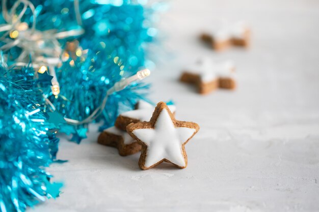 Biscuits étoile Blanche Avec Décoration De Noël Sur Fond En Céramique