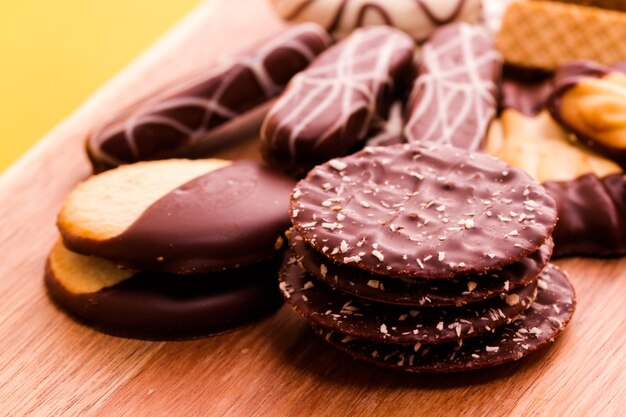 Photo biscuits européens assortis enrobés de chocolat belge.