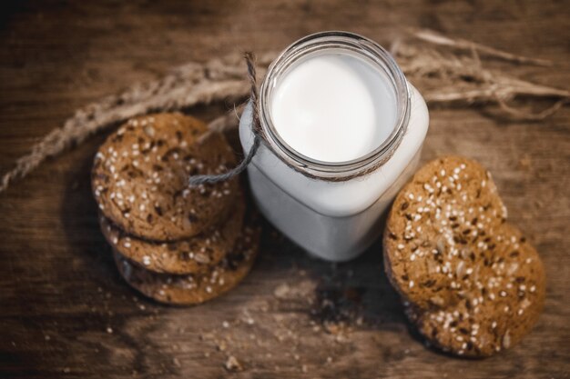 Biscuits faits maison au beurre d'arachide sur la planche à découper. Biscuits faits maison au beurre d'arachide sur la planche à découper. Vue de dessus