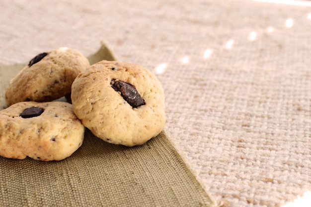 Les biscuits faits maison au chocolat sont la fenêtre