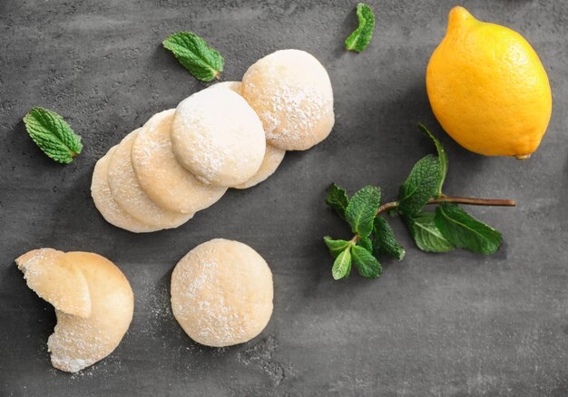 Biscuits faits maison au goût de citron sur table