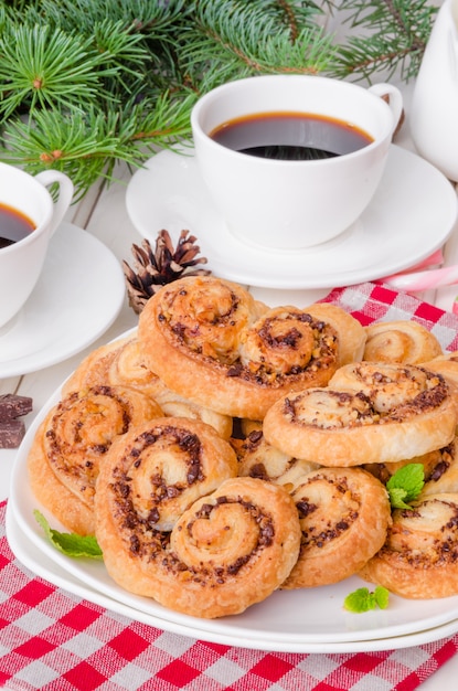 Biscuits faits maison aux noix et au chocolat pour Noël ou le Nouvel An