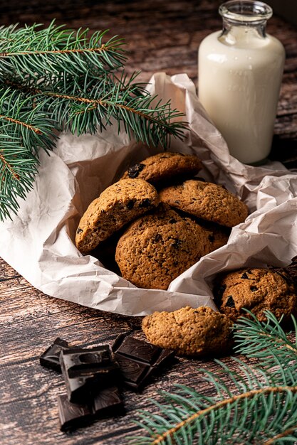 Biscuits faits maison aux pépites de chocolat et lait sur fond de bois foncé