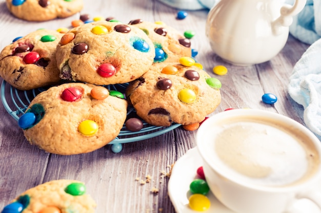 Biscuits faits maison avec des bonbons au chocolat colorés