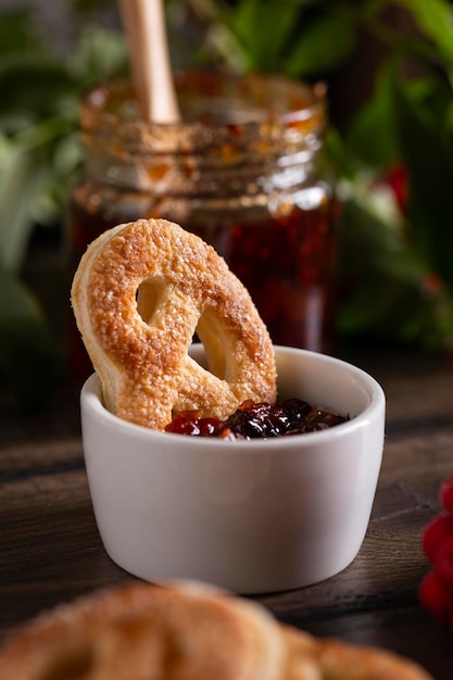 Photo biscuits faits maison avec de la confiture de baies