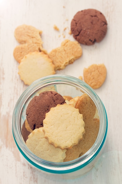 Biscuits faits maison dans un plat en verre sur une table en bois blanche