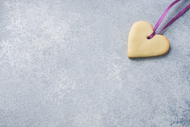 Biscuits faits maison en forme de coeur.