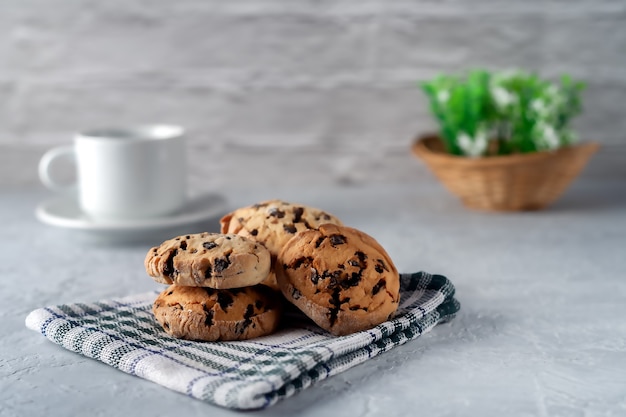 Biscuits faits maison frais sur une serviette