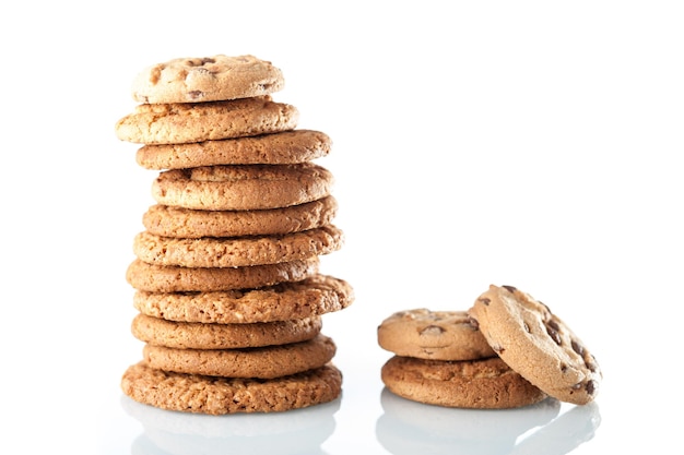 Biscuits faits maison à grains entiers avec flocons d'avoine, lin et graines de sésame et biscuits traditionnels aux pépites de chocolat sur fond blanc. Concept de nourriture végétalienne saine.