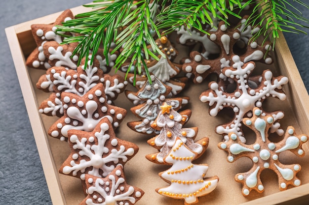 Biscuits faits maison de pain d'épice de Noël dans la boîte en bois