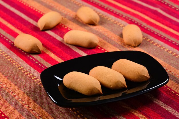 Biscuits faits maison sur une plaque en céramique