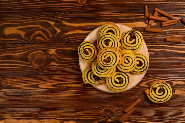 Biscuits faits maison avec des raisins secs et des graines de pavot. Espace pour le texte ou la conception.