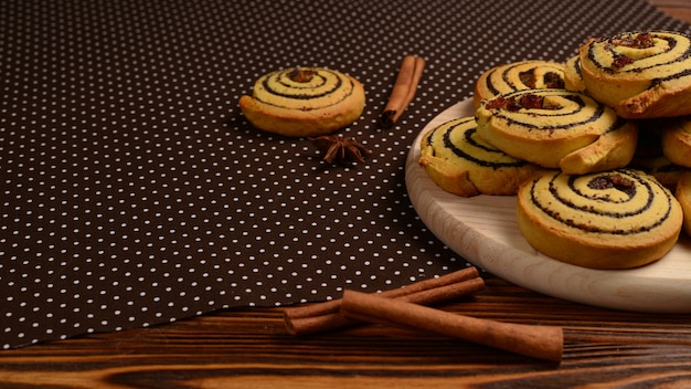 Biscuits faits maison avec des raisins secs et des graines de pavot. Espace pour le texte ou la conception.