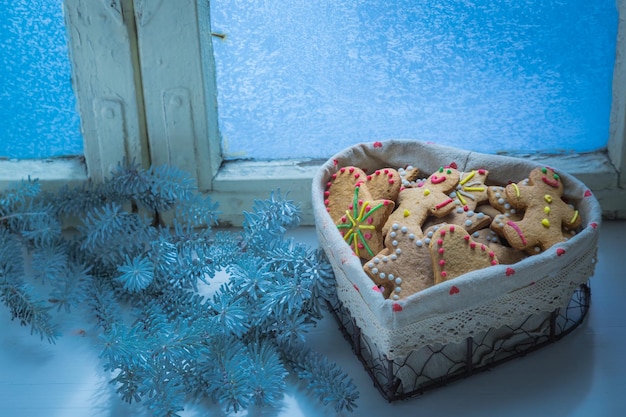 Biscuits avec fenêtre gelée pour Noël en soirée froide