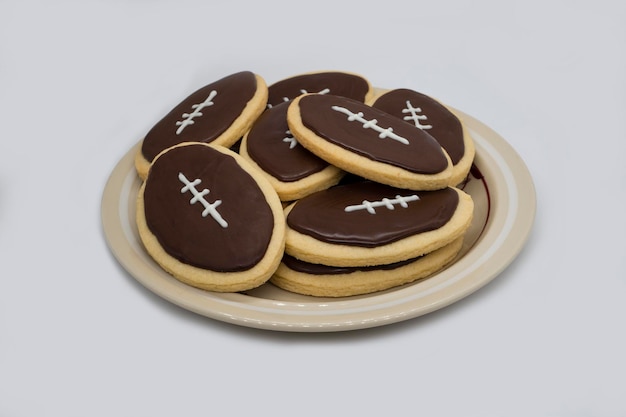 Biscuits de fête du Super Bowl sur plaque Biscuits faits maison sur fond blanc