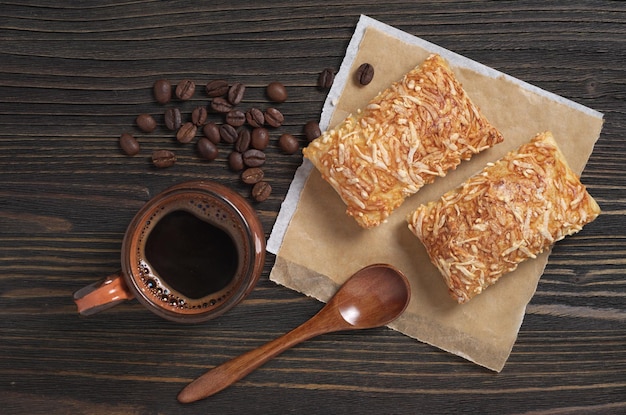 Biscuits feuilletés au fromage et café