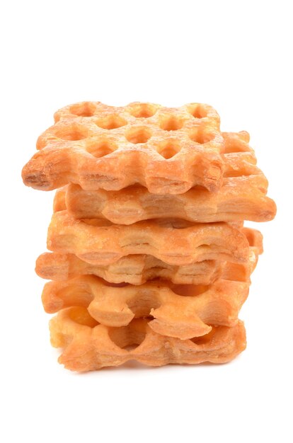 Biscuits feuilletés sur fond blanc