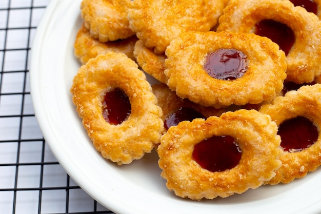 Biscuits feuilletés fourrés à la confiture