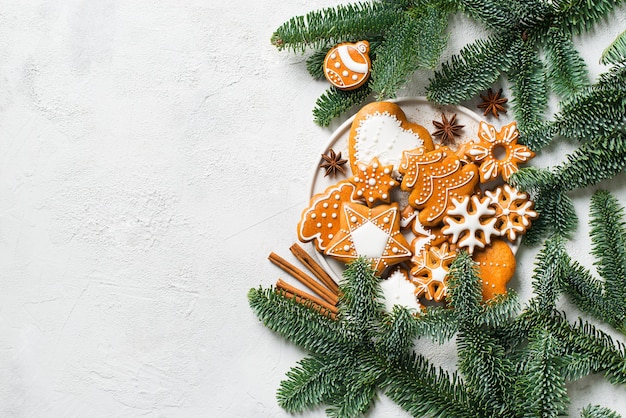 Biscuits De Fond De Pain D'épice De Noël Avec Sapin, Pin, Sur Fond Blanc Texture Bonne Année Concept De Vacances, Espace Copie