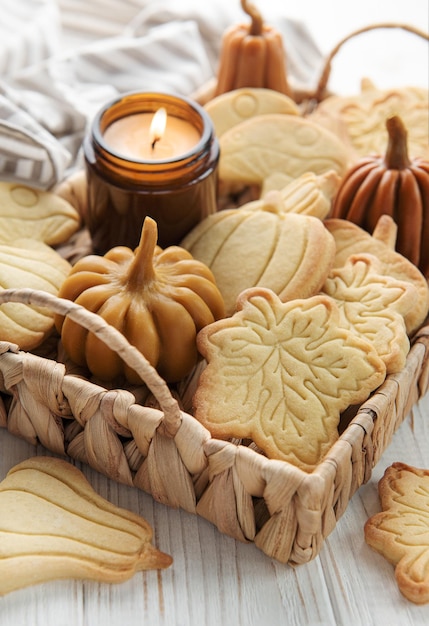 Biscuits en forme de citrouille et de feuilles sur fond de bois rustique