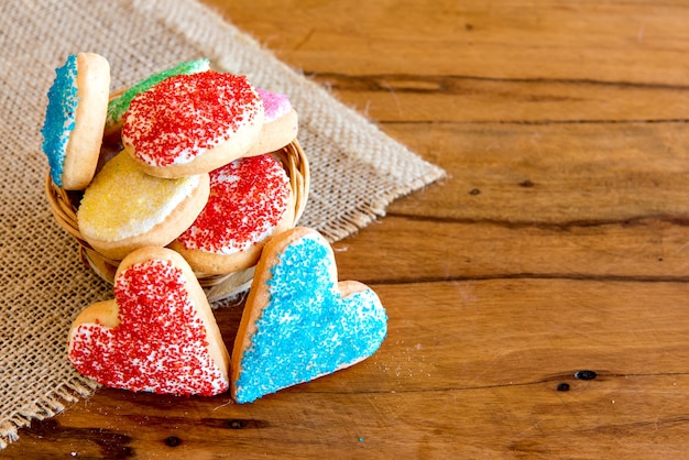 Biscuits en forme de cœur et biscuits ronds faits maison.