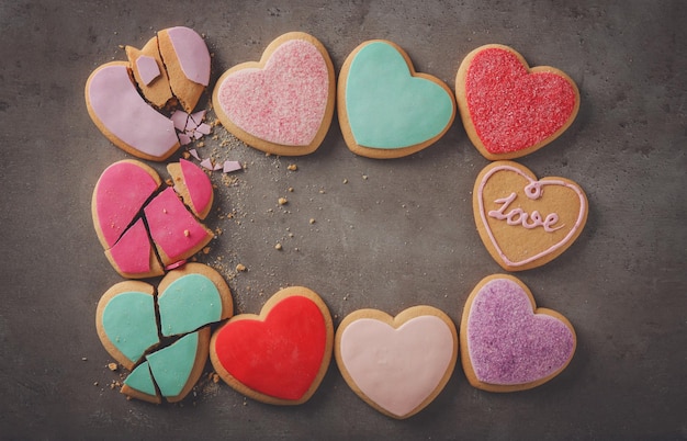 Biscuits en forme de coeur colorés savoureux sur fond gris