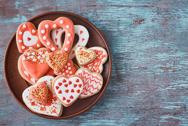 Biscuits en forme de coeur décoré en plaque sur gris