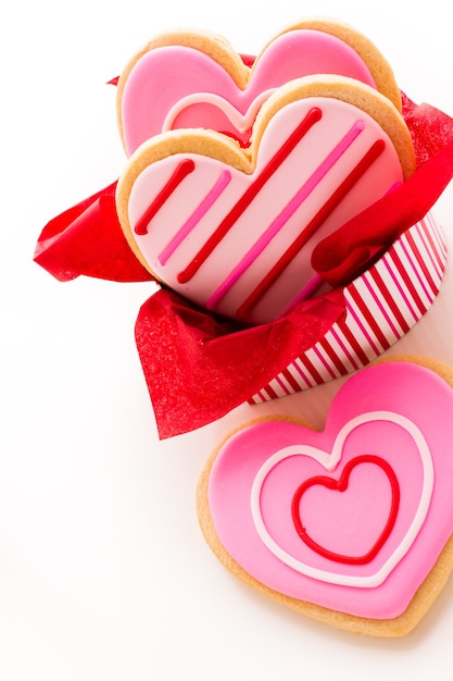 Biscuits en forme de cœur décorés de motifs de glaçage fantaisie.