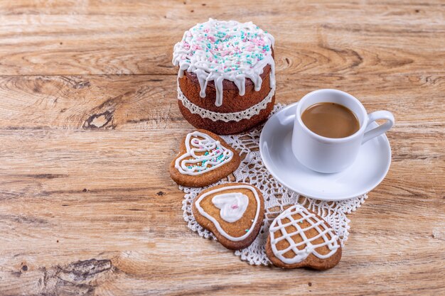 Biscuits en forme de cœur faits maison avec une tasse de café