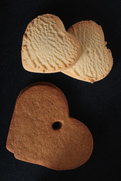 biscuits en forme de coeur sur fond noir - vue de dessus