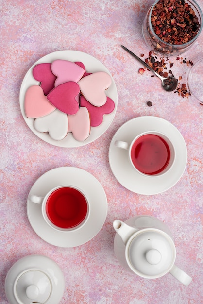 Biscuits en forme de coeur avec glaçage au thé aux petits fruits