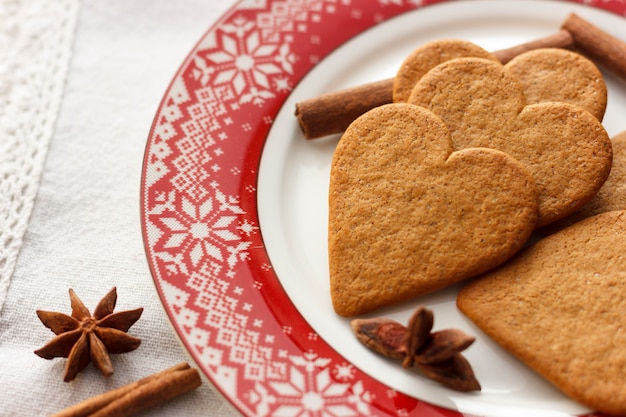 Biscuits en forme de coeur de pain d&#39;épice avec des bâtons de cannelle et des étoiles d&#39;anis