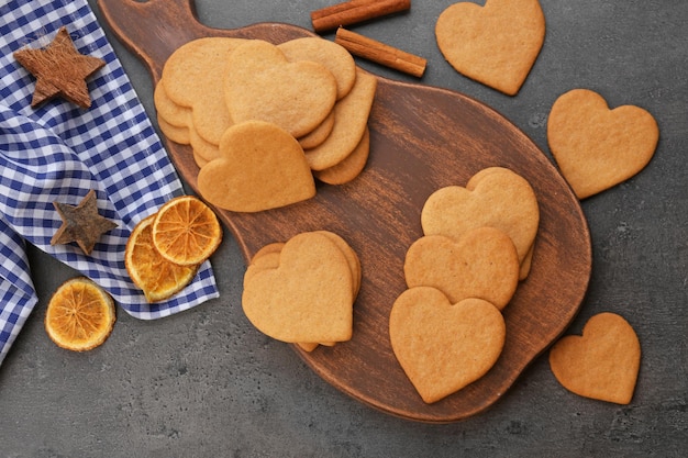 Biscuits en forme de coeur sur une planche à découper, gros plan