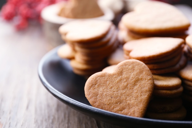 Biscuits en forme de coeur sur plaque avec frêne sur bois