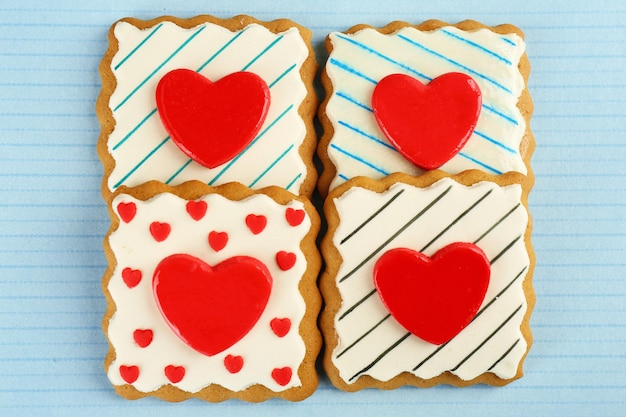 Biscuits en forme de coeur pour la saint valentin sur fond de couleur