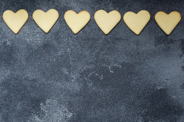 Biscuits en forme de coeur pour la Saint Valentin sur fond sombre