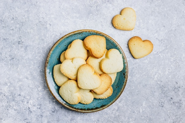 Biscuits en forme de coeur pour la Saint-Valentin sur plaque bleue. Vue de dessus. Mise à plat. Copier l'espace