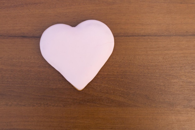 Biscuits en forme de coeur pour la Saint-Valentin sur une table en bois rustique. Vue de dessus