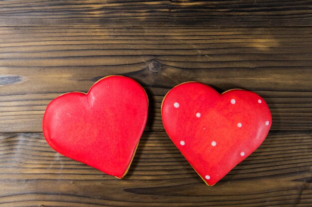 Biscuits en forme de coeur pour la Saint-Valentin sur table en bois. Vue de dessus, espace de copie