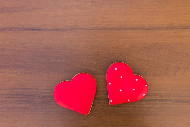 Biscuits en forme de coeur pour la Saint-Valentin sur table en bois. Vue de dessus