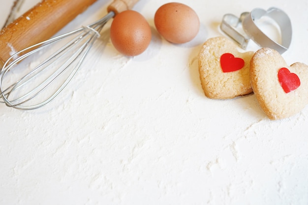 Biscuits en forme de coeur pour la Saint-Valentin sur tableau blanc avec espace copie