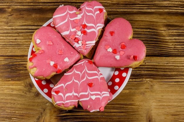 Biscuits en forme de coeur sur table en bois Vue de dessus Dessert pour la Saint-Valentin