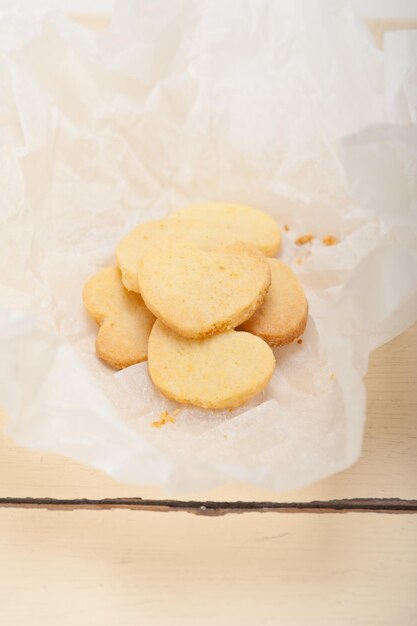 Des biscuits en forme de cœur sur une table en bois