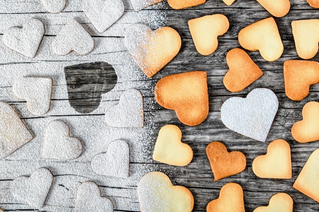 Biscuits en forme de cœur sur une table en bois