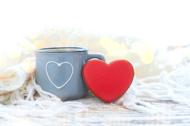 Biscuits en forme de coeur avec une tasse de café ou de thé le matin. Concept de la Saint-Valentin ou de la fête des mères.